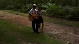 Beurette poilue pour une baise en forêt